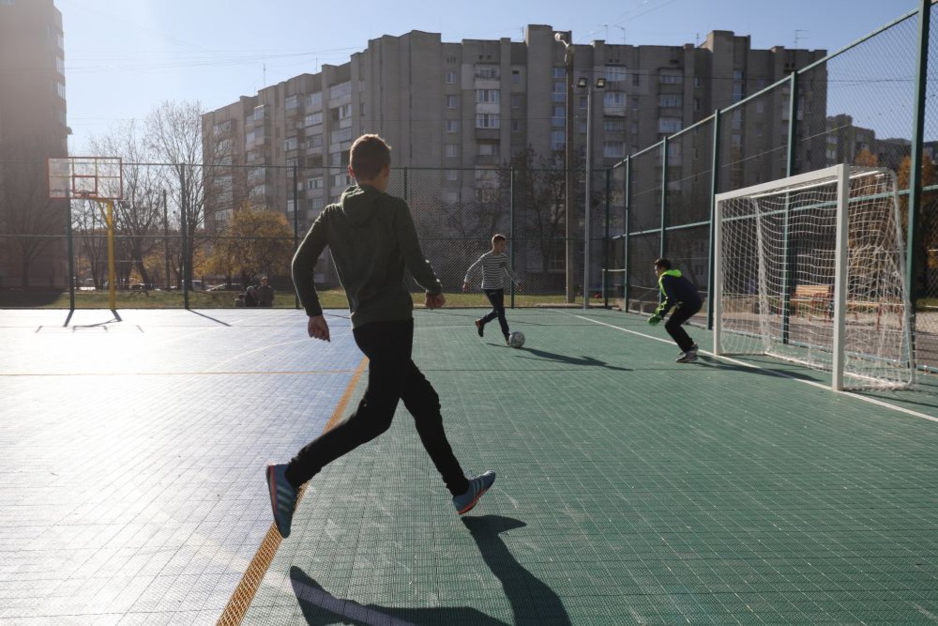 У Львові у ліцеї №15 завершили капітальний ремонт спортивного майданчика, фото ЛМР