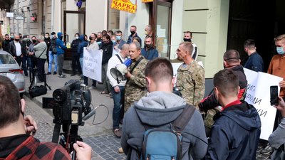 У Львові пікетували скандального керівника митниці Цабака (ФОТО, ВІДЕО)