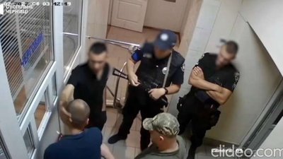 У військкоматі Чернівців побили затриманого на очах у поліції, ті посміхались