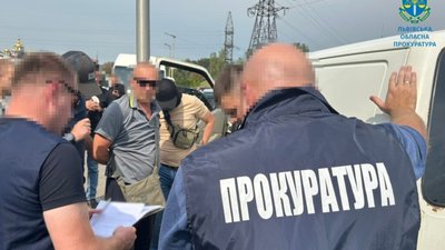 У Львові патрульний допомагав чоловікам виїжджати за кордон