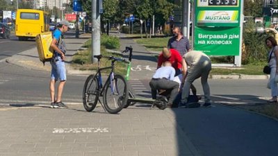 У Львові сталося зіткнення велосипедиста з чоловіком на самокаті (ФОТО)