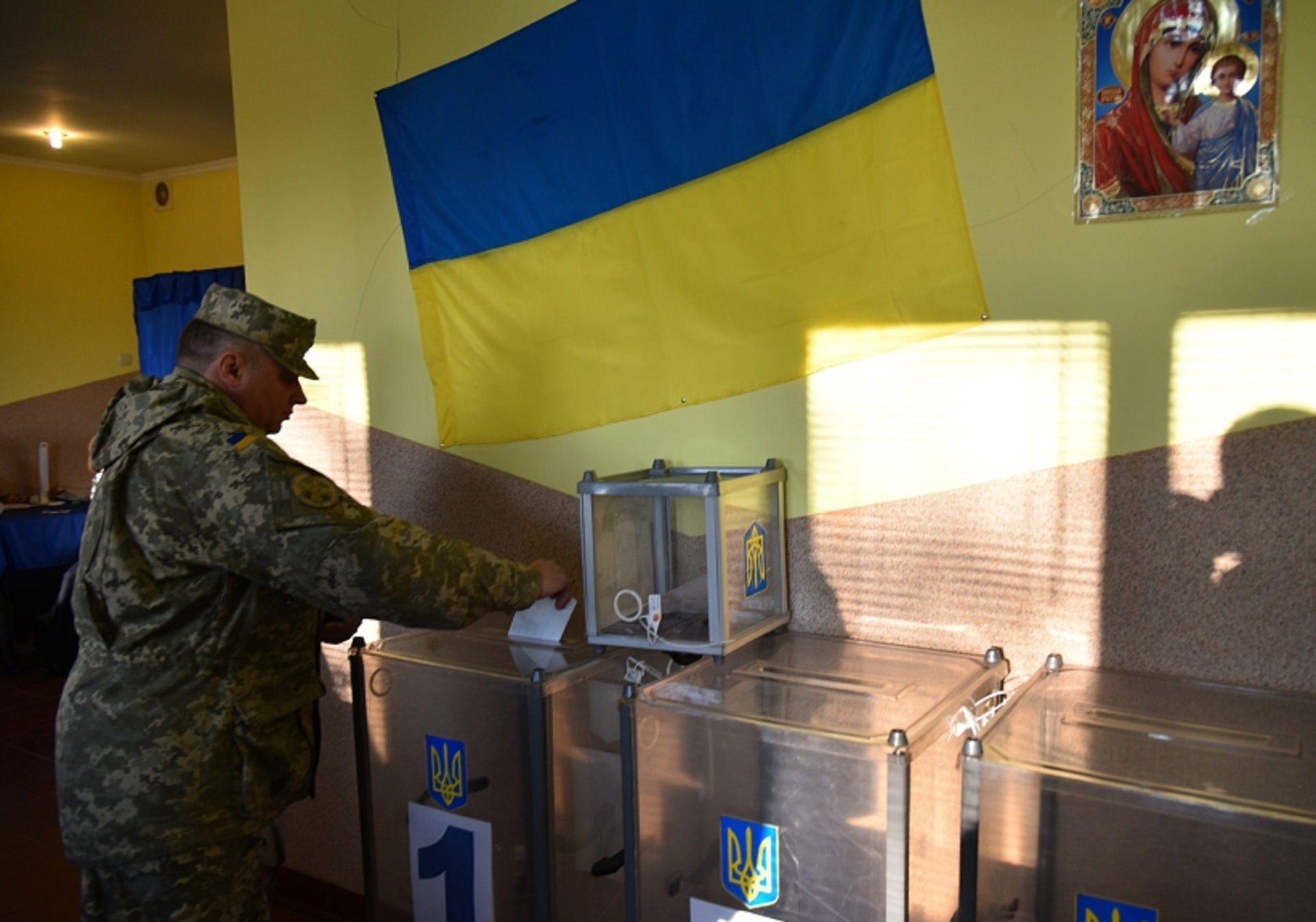 Голосування військовослужбовців ЗСУ на одній із виборчих дільниць на Львівщині. Фото: Микола Тис/ZIK