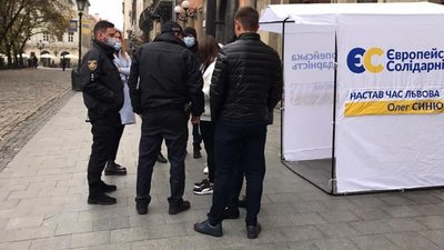 У центрі Львова перешкоджають агітації партії «Європейська Солідарність»