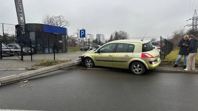 У Львові внаслідок ДТП на дорогу впав стовп