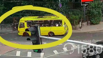 У Львові водій маршрутки збив 16-річну дівчину (ВІДЕО)