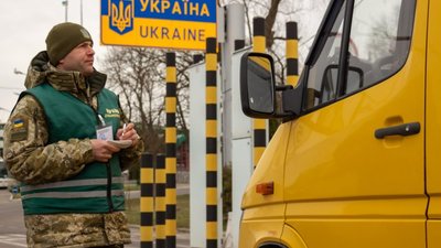 На Львівщині прикордонники залучили додаткові резерви, щоб зменшити черги на в’їзд в Україну з Польщі (ВІДЕО)