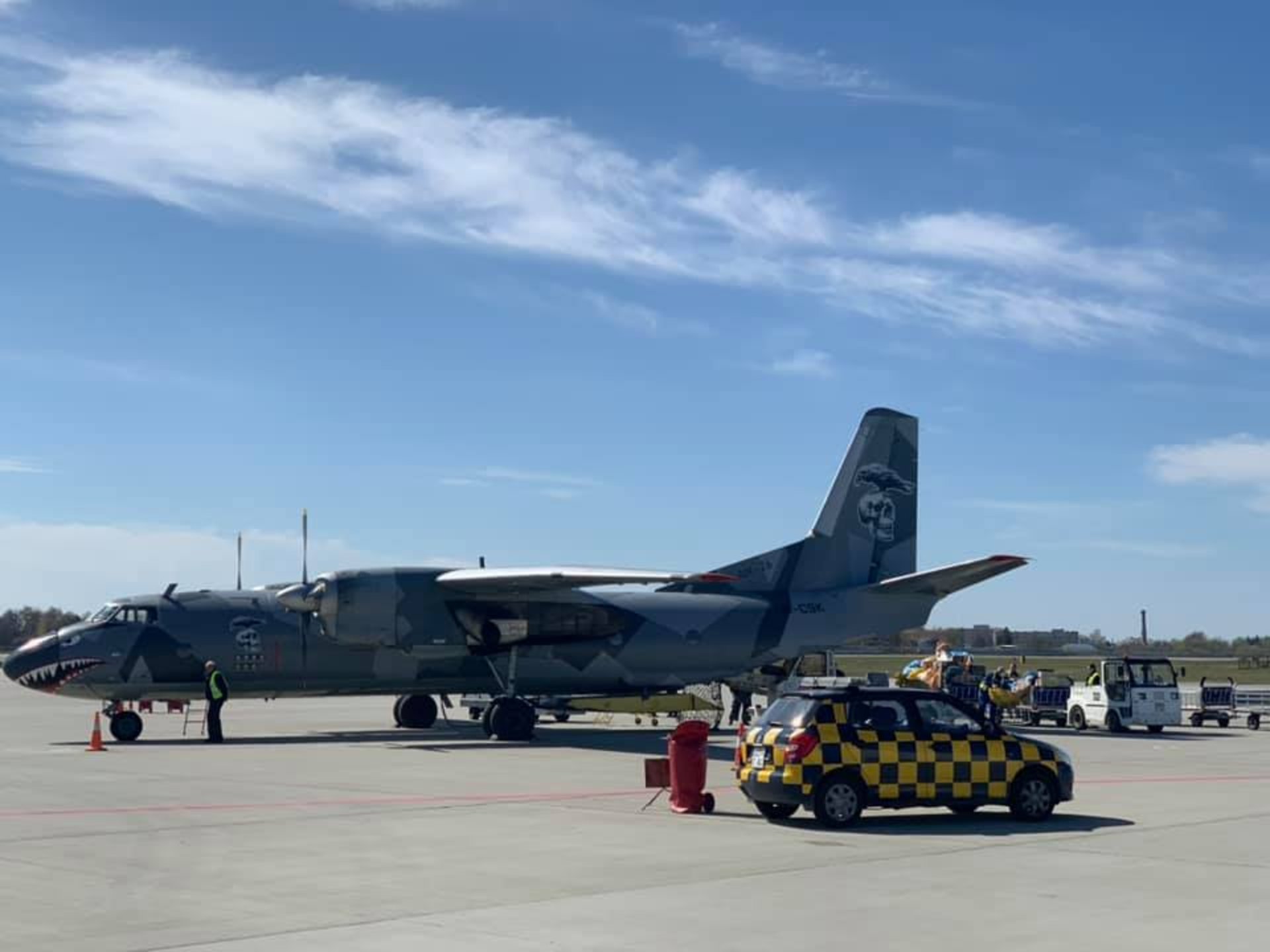Літак АН-26 перевіз 4 тонни посилок зі Львова до Риги. Фото: аеропорт "Львів".
