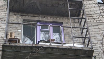 Львів’янин, зрізаючи металеві поручні, впав з балкона