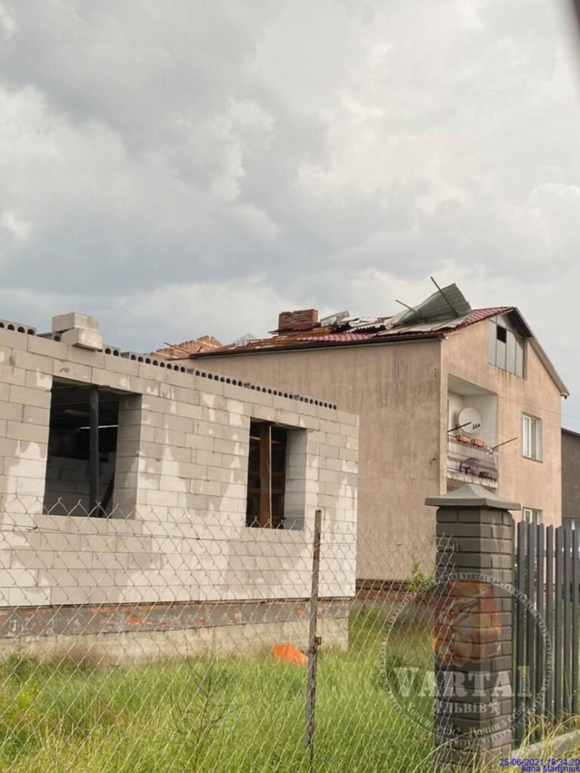 Біля Львова із будинку зірвало дах