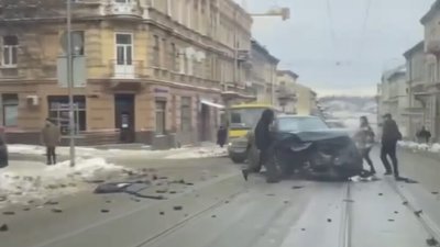 У центрі Львова сталась жахлива ДТП, автомобіль вилетів на тротуар (ВІДЕО)