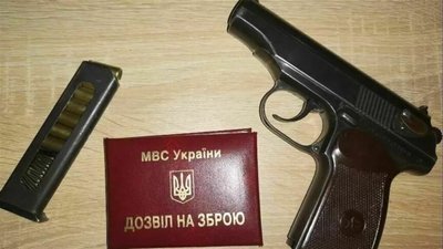 Посадовців Буської міської ради звинувачують у причетності до видачі "липових" дозволів на зброю
