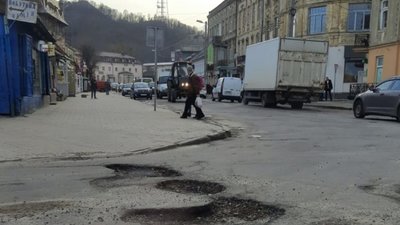 Як у Львові з приходом весни зійшов асфальт (ФОТО)