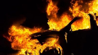 На Львівщині водія врятували з палаючого автомобіля, яким він протаранив магазин