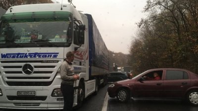 В Ужгороді утворився затор на об′їздній дорозі у кілька кілометрів