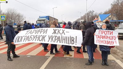 Під Івано-Франківськом перекрили трасу на Львів (ФОТО)