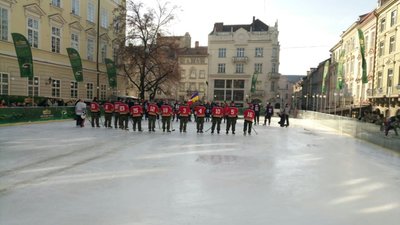 У Львові українські та канадські військові зіграли у хокей