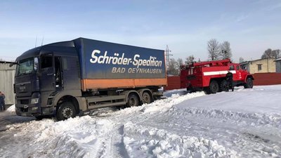 У Львівській області на території лікарні застрягла вантажівка, яка перевозила кисень (ФОТО)
