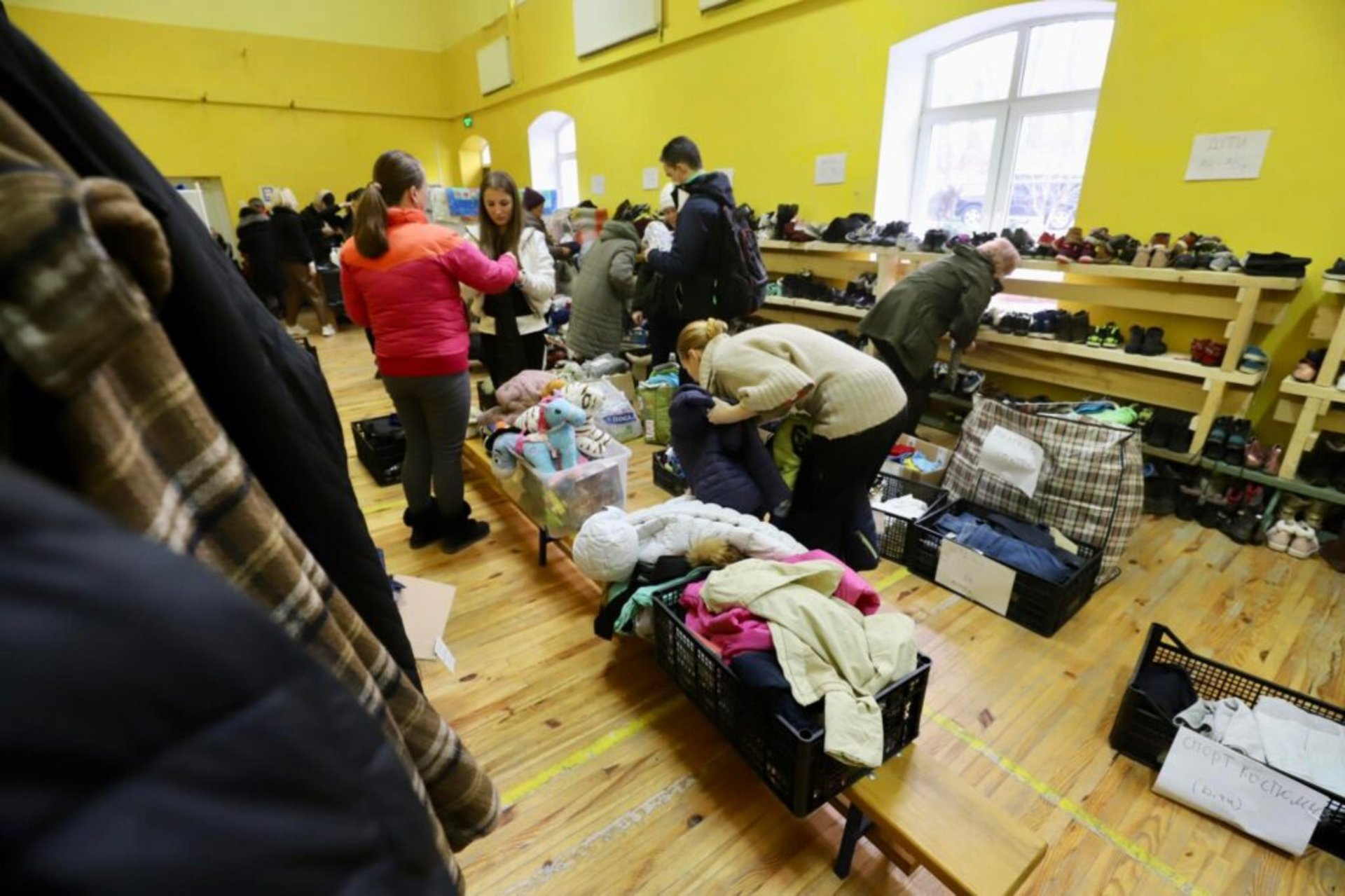 У Львові розпочав діяльність центр видачі одягу і взуття гуманітарного штабу