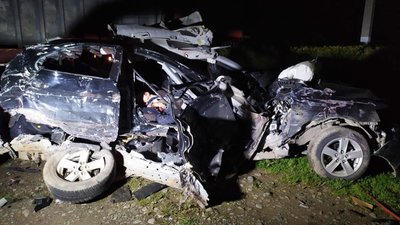 На Львівщині під час лобового зіткнення легковика з вантажівкою загинули двоє юнаків (ФОТО)