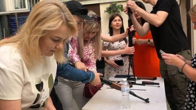 На Львівщині навчають людей користуватись зброєю