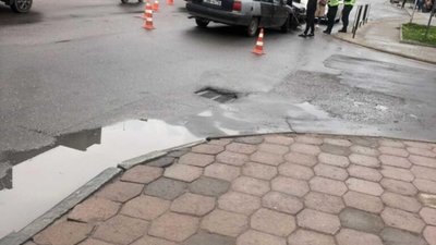 У Львові біля популярного закладу не розминулись автомобілі (ФОТО)