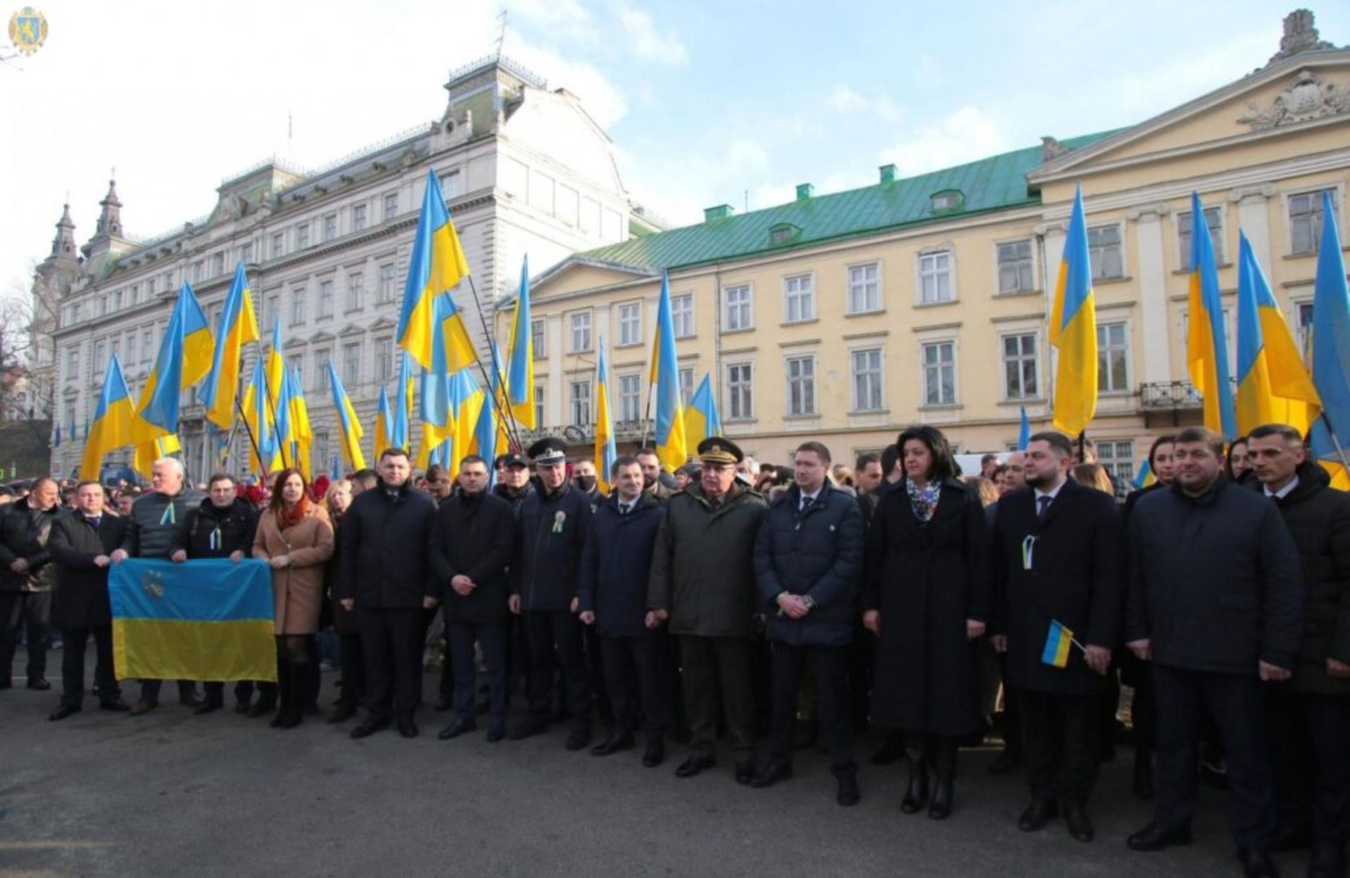 біля Львівської ОДА підняли синьо-жовтий стяг, фото ЛОДА