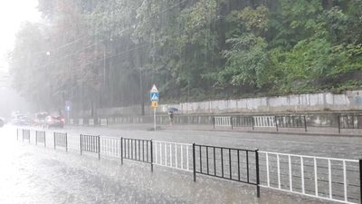 У Львові затопило вулицю Лінкольна (ВІДЕО)