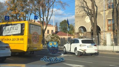 У Львові авто не розминулось із маршруткою