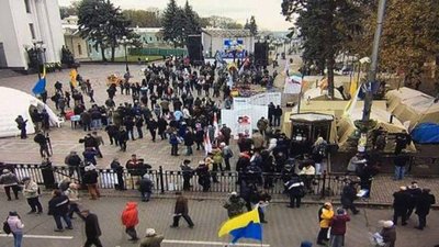 "Загальнонаціональне віче": У Києві під парламентом зібралося аж 400 осіб
