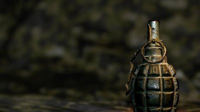 У Львові біля будинків знайшли гранату