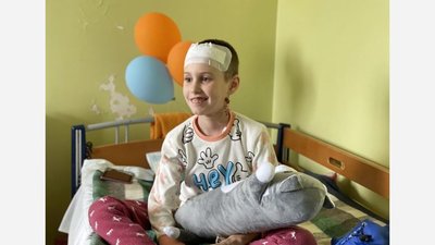 У Львові лікують 9-річну дівчинку, яка дивом вижила внаслідок обстрілу касетними снарядами житлових кварталів Миколаєва