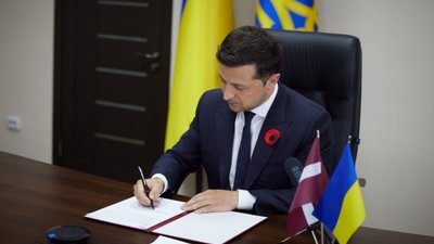 Зеленський обіцяє виплатити тисячу гривень ще й неповнолітнім