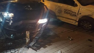Стали відомі подробиці нічної ДТП за участі автомобіля поліції у центрі Львова (ФОТО)