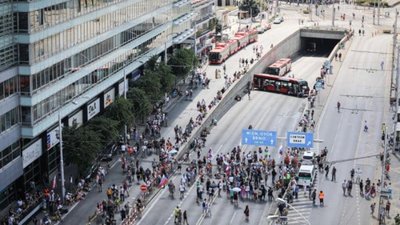 У Братиславі блокують дороги через закон про привілеї для вакцинованих (ФОТО)
