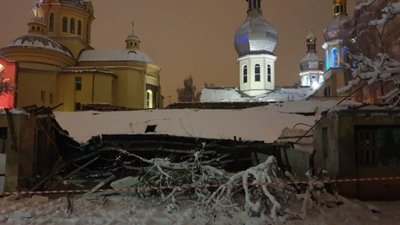 У Львові під вагою снігу завалилася будівля колишнього супермаркету (ФОТО, ВІДЕО)