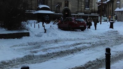 Як Садовий почистив сніг біля церкви у Львові (ФОТО)