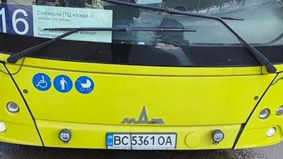У Львові водій Садового відмовився відчиняти усі двері у маршрутці (ФОТО)
