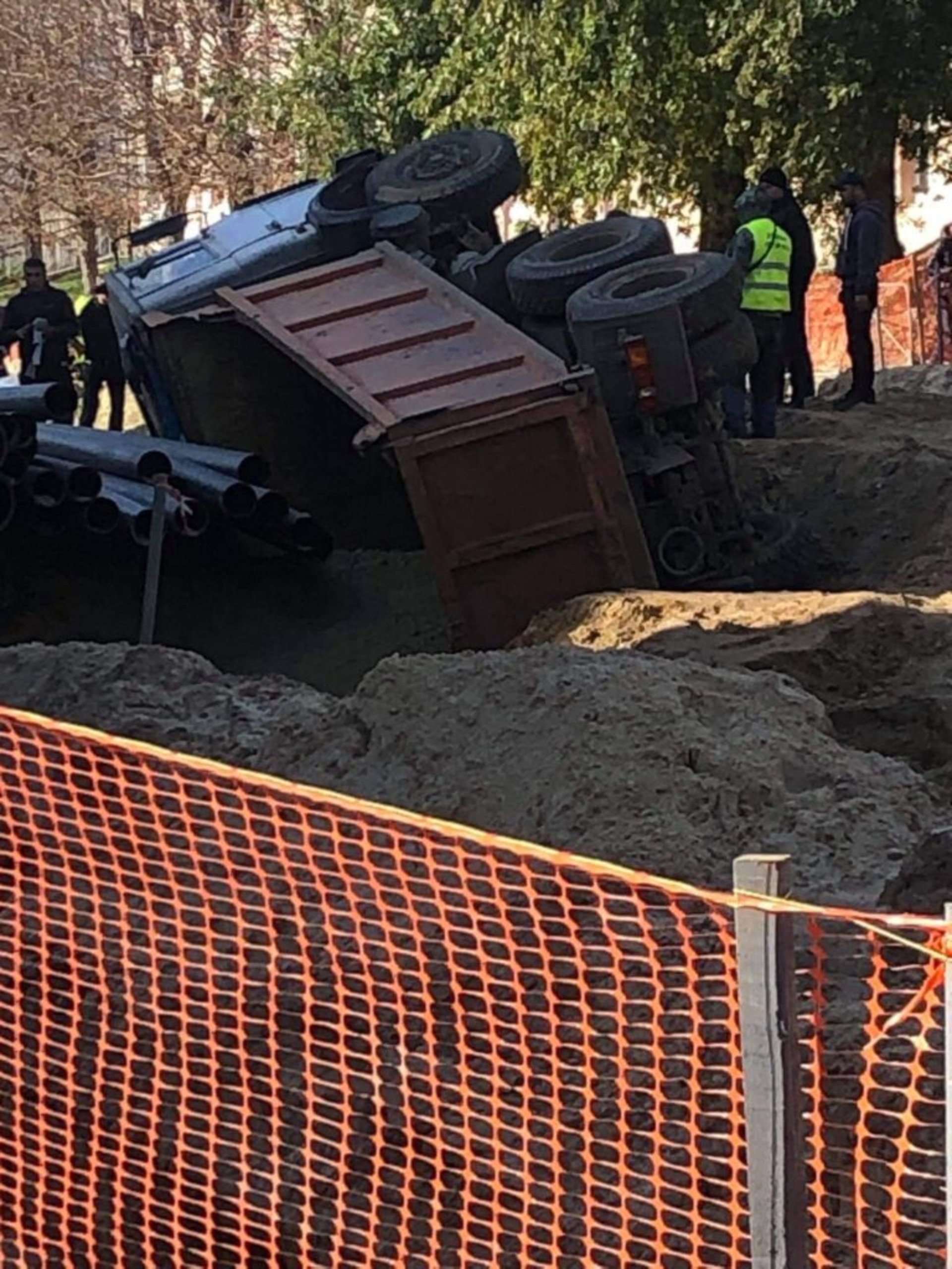 У Львові перекинулася вантажівка, фото Варта-1