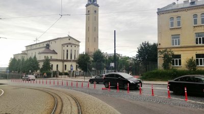 Щоб об’їхати делініатори, автобуси на Личаківській змушені виїжджати на тротуари та бордюр (ВІДЕО)