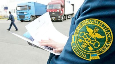 Львівські митники виявили у посилках з США п‘ять мечів