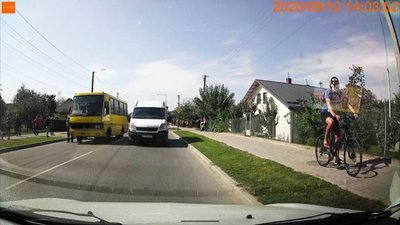 У Винниках маршрутка збила дівчинку (ФОТО)