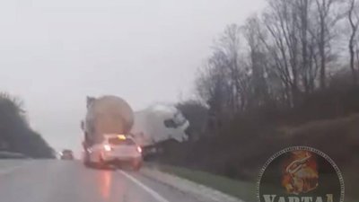 На Львівщині вантажівка злетіла з дороги (ФОТО)