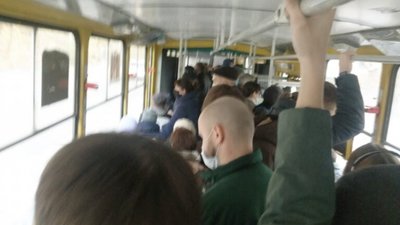 Життя в пандемії: у львівських трамваях не вимагають дистанції між пасажирами (ФОТО)