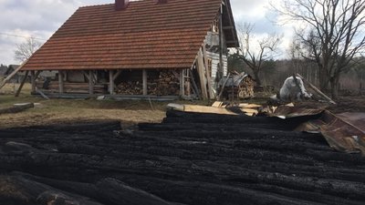 Як на Львівщині від паліїв трави  постраждало приватне обійстя (ФОТО)