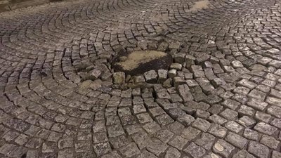 У Львові під автомобілем провалилася бруківка (ФОТО)