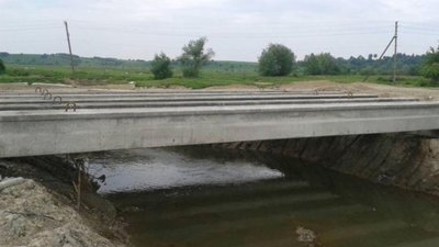 На Львівщині триває будівництво мостового переходу в с. Більче