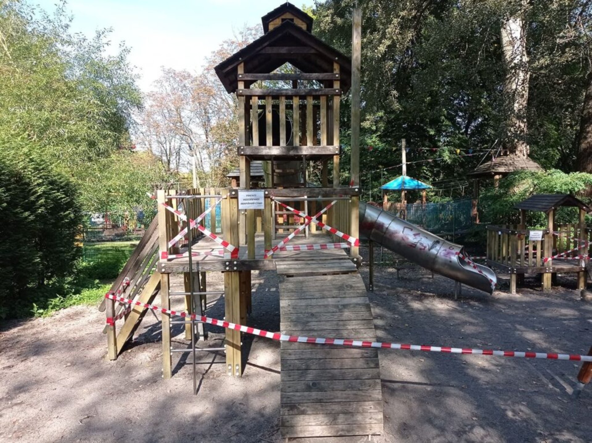 У Парку культури та відпочинку ім. Б. Хмельницького немає коштів на ремонт дитячого майданчику, фото адміністрації парку