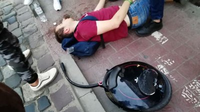 У Львові хлопець розбив голову через моноколесо