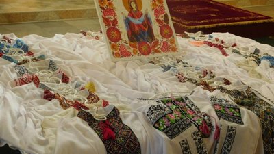 Жителі Стрийщини передали українським воїнам 105 вишитих сорочок-оберегів (ФОТО)