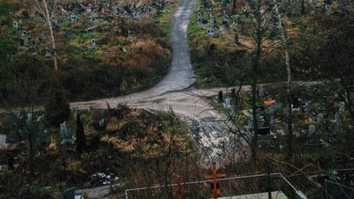 На найбільшому кладовищі Львова виявили смертоносний «сюрприз»